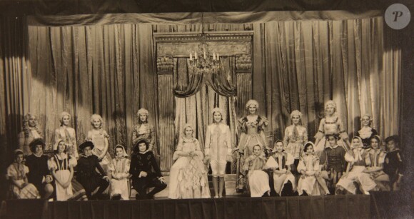 Les princesses Margaret et Elizabeth à l'oeuvre dans Aladdin en 1943. De 1941 à 1944, les princesses Elizabeth (future reine Elizabeth II) et Margaret donnaient en soutien de l'effort de guerre des pantomimes royales au château de Windsor avec leur ami de la Royal School de Windsor Cyril Woods et sous la direction du principal Hubert Tannar.