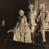 La reine mère face aux princesses Margaret et Elizabeth lors de leur représentation d'Aladdin à Noël 1943. De 1941 à 1944, les princesses Elizabeth (future reine Elizabeth II) et Margaret donnaient en soutien de l'effort de guerre des pantomimes royales au château de Windsor avec leur ami de la Royal School de Windsor Cyril Woods et sous la direction du principal Hubert Tannar.