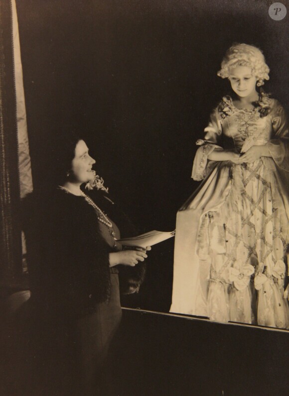 La reine mère et la princesse Margaret sur le plateau d'Aladdin à Noël 1943. De 1941 à 1944, les princesses Elizabeth (future reine Elizabeth II) et Margaret donnaient en soutien de l'effort de guerre des pantomimes royales au château de Windsor avec leur ami de la Royal School de Windsor Cyril Woods et sous la direction du principal Hubert Tannar.