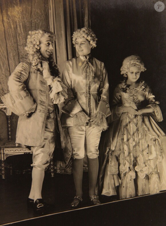 Photo de la princesse Elizabeth et sa soeur la princesse Margaret dans Aladdin en 1943 De 1941 à 1944, les princesses Elizabeth (future reine Elizabeth II) et Margaret donnaient en soutien de l'effort de guerre des pantomimes royales au château de Windsor avec leur ami de la Royal School de Windsor Cyril Woods et sous la direction du principal Hubert Tannar.