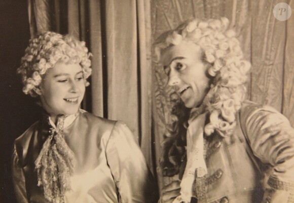 La princesse Elizabeth jouant dans Aladdin en 1943. De 1941 à 1944, les princesses Elizabeth (future reine Elizabeth II) et Margaret donnaient en soutien de l'effort de guerre des pantomimes royales au château de Windsor avec leur ami de la Royal School de Windsor Cyril Woods et sous la direction du principal Hubert Tannar.