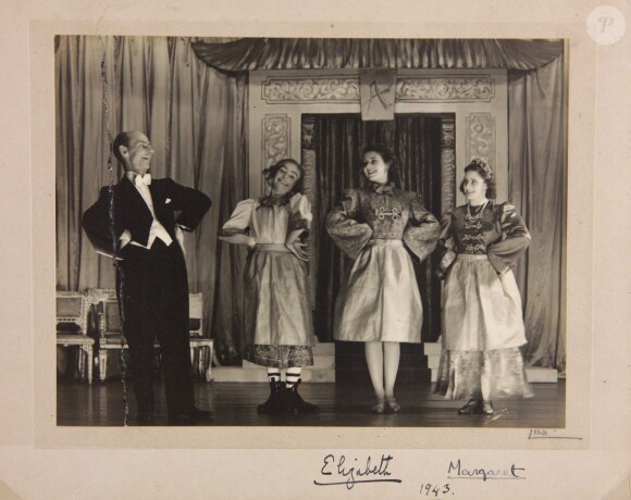 Aladdin avec les princesses Elizabeth et Margaret dans Aladdin (1943). De 1941 à 1944, les princesses Elizabeth (future reine Elizabeth II) et Margaret donnaient en soutien de l'effort de guerre des pantomimes royales au château de Windsor avec leur ami de la Royal School de Windsor Cyril Woods et sous la direction du principal Hubert Tannar.