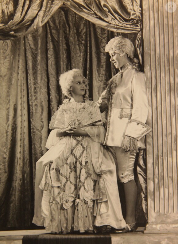 La princesse Margaret et la princesse Elizabeth en Aladdin se donnant la réplique en 1943. De 1941 à 1944, les princesses Elizabeth (future reine Elizabeth II) et Margaret donnaient en soutien de l'effort de guerre des pantomimes royales au château de Windsor avec leur ami de la Royal School de Windsor Cyril Woods et sous la direction du principal Hubert Tannar.