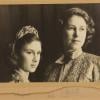 Les princesses Margaret et Elizabeth, alors adolescentes, à Noël 1943 dans Aladdin. De 1941 à 1944, les princesses Elizabeth (future reine Elizabeth II) et Margaret donnaient en soutien de l'effort de guerre des pantomimes royales au château de Windsor avec leur ami de la Royal School de Windsor Cyril Woods et sous la direction du principal Hubert Tannar.