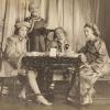 Aladdin (Noël 1943) avec les princesses Elizabeth (dans le rôle-titre) et Margaret. De 1941 à 1944, les princesses Elizabeth (future reine Elizabeth II) et Margaret donnaient en soutien de l'effort de guerre des pantomimes royales au château de Windsor avec leur ami de la Royal School de Windsor Cyril Woods et sous la direction du principal Hubert Tannar.