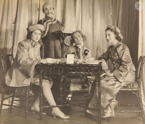 Aladdin (Noël 1943) avec les princesses Elizabeth (dans le rôle-titre) et Margaret. De 1941 à 1944, les princesses Elizabeth (future reine Elizabeth II) et Margaret donnaient en soutien de l'effort de guerre des pantomimes royales au château de Windsor avec leur ami de la Royal School de Windsor Cyril Woods et sous la direction du principal Hubert Tannar.