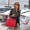 Jessica Alba à Santa Monica, porte un top Current/Elliott x Revolve, un sac rouge Saint Laurent (modèle Sac de Jour), un pantalon Isabel Marant pour H&M et des bottines Jimmy Choo (modèle Dart). Le 26 novembre 2013.