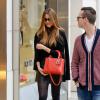 Sofia Vergara en pleine séance shopping à Beverly Hills, ose le look all black everything avec des lunettes Tom Ford, un sac Christian Dior et des bottines Azzedine Alaïa. Le 20 novembre 2013.