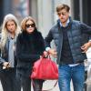 Olivia Palermo, en promenade avec son petit ami Johannes Huebl, porte un sac rouge Sofia Coppola pour Louis Vuitton et des bottines Report. New York, le 14 octobre 2013.