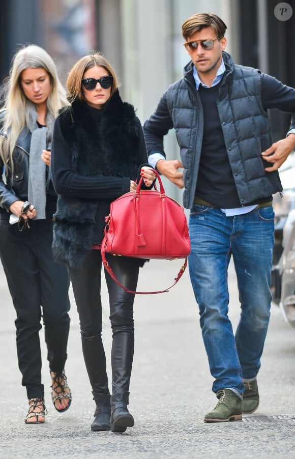 Olivia Palermo, en promenade avec son petit ami Johannes Huebl, porte un sac rouge Sofia Coppola pour Louis Vuitton et des bottines Report. New York, le 14 octobre 2013.