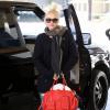 Gwen Stefani, enceinte et stylée, porte un pull noi, un jean Paige Denim (modèle James Crop / Willa Destructed), un sac rouge L.A.M.B. et des baskets Tory Burch. Los Angeles, le 11 octobre 2013.