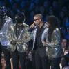Daft Punk, Pharrell Williams et Nile Rodgers remettent un prix à Taylor Swift lors des MTV Video Music Awards à New York, le 25 août 2013.