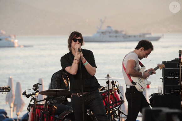 Julian Casablancas et son groupe, The Strokes, au Grand Journal lors du Festival de Cannes, le 20 mai 2011.