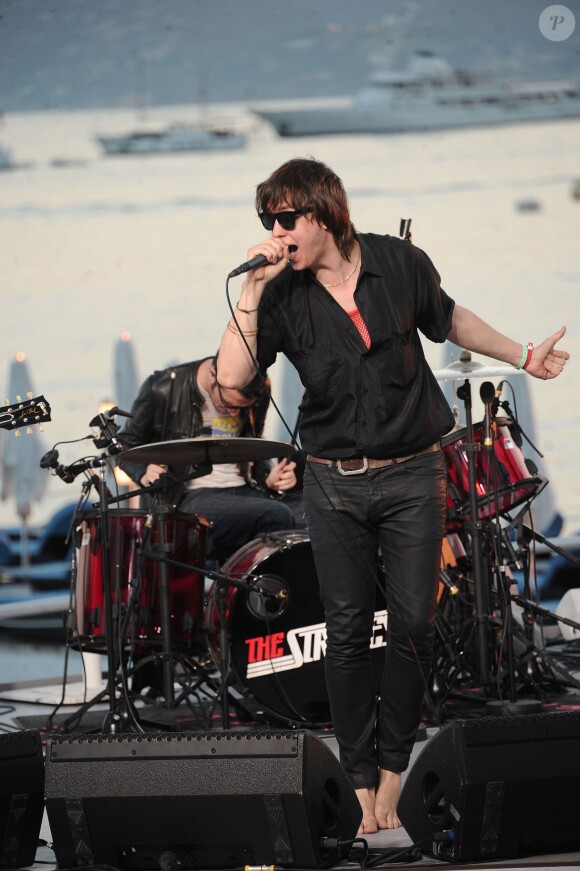 Julian Casablancas et son groupe, The Strokes, au Grand Journal lors du Festival de Cannes, le 20 mai 2011.