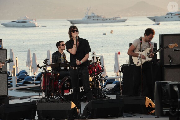 Julian Casablancas et son groupe, The Strokes, au Grand Journal lors du Festival de Cannes, le 20 mai 2011.