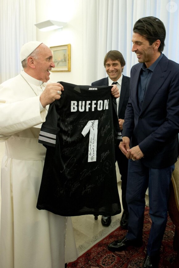 Le pape François avec l'entraîneur de la Juventus Antonio Conte et le gardien de but Gianluigi Buffon qui lui offre son maillot dédicacé par toute l'équipe, au Vatican le 21 mai 2013.