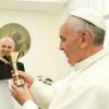 Le pape François reçoit une reproduction miniature du scudetto remporté par la Juventus au Vatican le 21 mai 2013. 