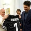 Le pape François avec l'entraîneur de la Juventus Antonio Conte et le gardien de but Gianluigi Buffon qui lui offre son maillot dédicacé par toute l'équipe, au Vatican le 21 mai 2013. 