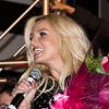 Britney Spears, bouquet de fleurs à la main, au Planet Hollywood pour la soirée de lancement de sa résidence à Las Vegas pour deux ans de concerts, le mardi 3 décembre 2013.