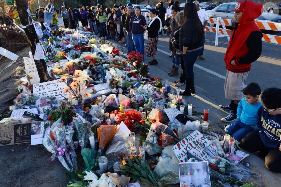 Les hommages des fans sur les lieux de l'accident mortel de Paul Walker à Los Angeles, à Santa Clarita, le 1er décembre 2013