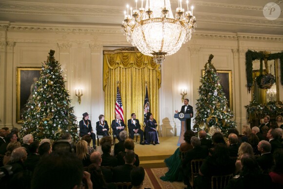 Barack Obama honore les lauréats des 36e Honneurs du Kennedy Center, Carlos Santana, Shirley MacLaine, Billy Joel, Herbie Hancock et Martina Arroyo à la Maison Blanche le 8 décembre 2013.