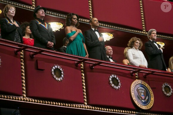 Barack Obama et Michelle Obama lors des 36e Honneurs du Kennedy Center, Carlos Santana, Shirley MacLaine, Billy Joel, Herbie Hancock et Martina Arroyo, à la Maison Blanche le 8 décembre 2013.