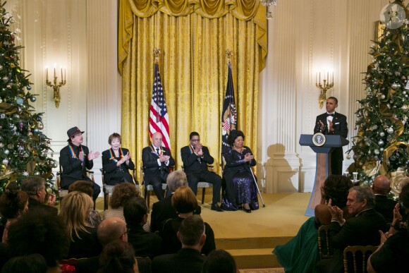 Barack Obama honore les lauréats des 36e Honneurs du Kennedy Center, Carlos Santana, Shirley MacLaine, Billy Joel, Herbie Hancock et Martina Arroyo à la Maison Blanche le 8 décembre 2013.