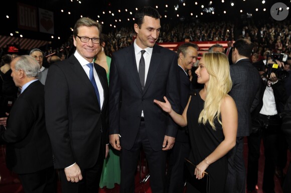Le ministre allemand des affaires étrangères Guido Westerwelle, Hayden Panettiere et son compagnon Waldimir Klitschko assistent au gala caritatif de la fondation Ein Herz für Kinder à Berlin. Le 7 décembre 2013.