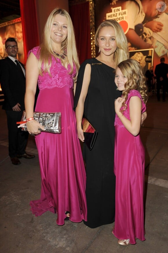 Hayden Panettiere, entre l'actrice Anne Sophie Briest et sa fille Faye lors du gala caritatif de la fondation Ein Herz für Kinder à Berlin. Le 7 décembre 2013.