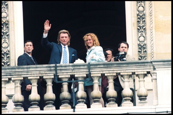 Mariage de Johnny Hallyday et Laeticia à la mairie de Neuilly-sur-Seine, le 25 mars 1996.