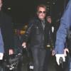 Johnny Hallyday et Laeticia arrivent à l'aéroport de Paris en provenance de Los Angeles. Le couple est accompagné de ses filles, Jade et Joy, de la grand-mère de Laeticia, Eliette, du chien du rockeur, Santos, et des musiciens de Johnny. Le 8 décembre 2013.