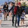 Johnny Hallyday, sa femme Laeticia et leurs filles Jade et Joy sur la plage à Malibu, le 9 novembre 2013.