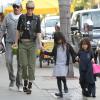 Johnny Hallyday, sa femme Laeticia et leurs filles Jade et Joy se promènent dans leur quartier de Pacific Palisades à Los Angeles, le 15 février 2013.
