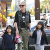 Johnny Hallyday, sa femme Laeticia et leurs filles Jade et Joy se promènent dans leur quartier de Pacific Palisades à Los Angeles, le 15 février 2013.