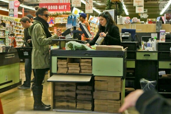 Lea Michele a fait quelques courses chez Whole Foods avec Adam Lambert, à West Hollywood, Los Angeles, le 7 décembre 2013.