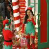 Naya Rivera sur le tournage de l'épisode spécial Noël, de la 5e saison de Glee, le 7 novembre 2013 à Los Angeles.