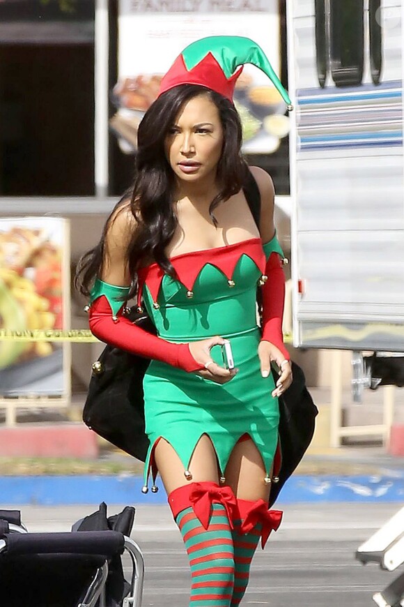 Naya Rivera sur le tournage de l'épisode spécial Noël, de la 5e saison de Glee, le 7 novembre 2013 à Los Angeles.