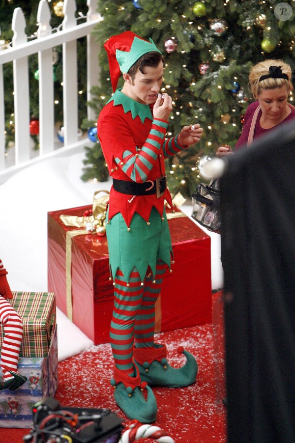 Chris Colfer, sur le tournage de l'épisode spécial Noël, de la 5e saison de Glee, le 7 novembre 2013 à Los Angeles.