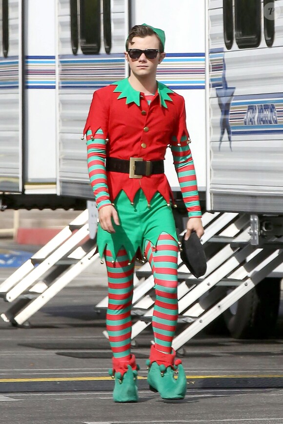 Chris Colfer, sur le tournage de l'épisode spécial Noël, de la 5e saison de Glee, le 7 novembre 2013 à Los Angeles.
