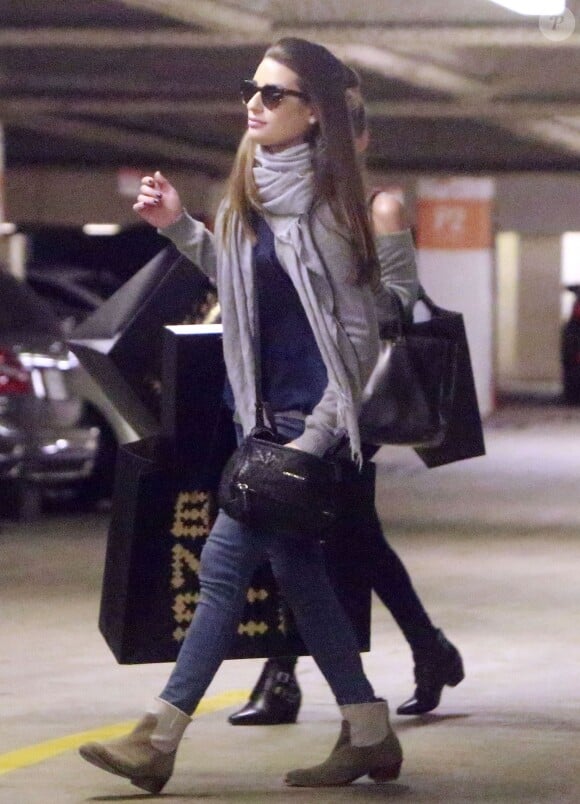 Exclusif - Lea Michele va faire du shopping avec une amie à Beverly Hills, le 24 novembre 2013.