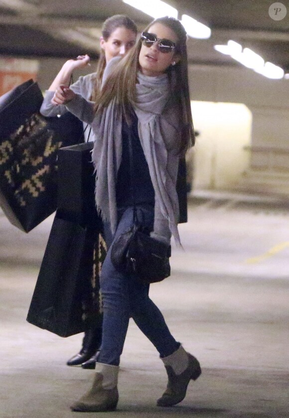 Exclusif - Lea Michele va faire du shopping avec une amie à Beverly Hills, le 24 novembre 2013.