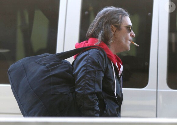 Exclusif - Joaquin Phoenix cigarette à la bouche à l'aéroport de Los Angeles, le 8 décembre 2013.