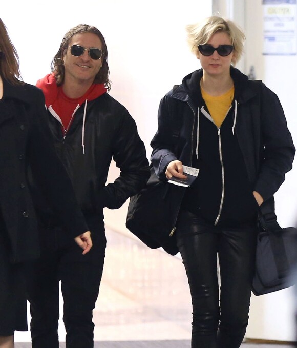 Exclusif - Joaquin Phoenix et sa petite-amie de 19 ans, Allie Teilz, à l'aéroport de Los Angeles, le 8 décembre 2013.