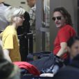 Exclusif - Joaquin Phoenix et sa petite-amie Allie Teilz à l'aéroport de Los Angeles, le 8 décembre 2013.