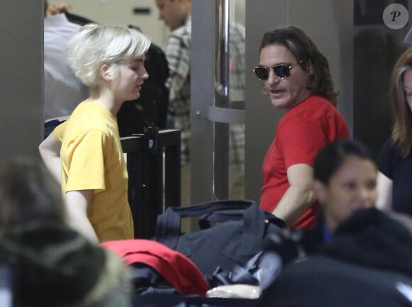 Exclusif - Joaquin Phoenix et sa petite-amie Allie Teilz à l'aéroport de Los Angeles, le 8 décembre 2013.