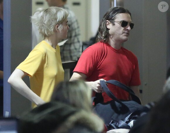 Exclusif - Joaquin Phoenix et sa petite-amie Allie Teilz à l'aéroport de Los Angeles, le 8 décembre 2013.