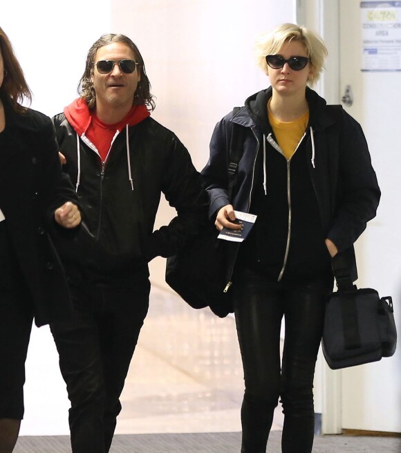 Exclusif - Joaquin Phoenix et sa petite-amie Allie Teilz à l'aéroport de Los Angeles, le 8 décembre 2013.