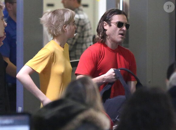Exclusif - Joaquin Phoenix et sa petite-amie Allie Teilz à l'aéroport de Los Angeles, le 8 décembre 2013.