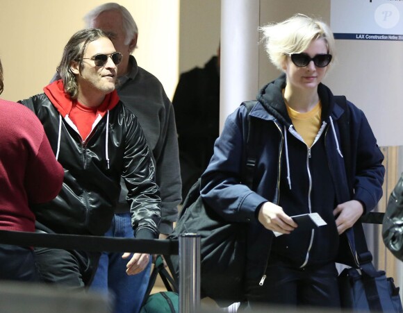 Exclusif - Joaquin Phoenix et sa petite-amie Allie Teilz à l'aéroport de Los Angeles, le 8 décembre 2013.