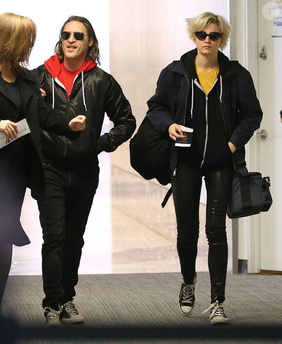 Exclusif - Joaquin Phoenix et sa petite-amie Allie Teilz à l'aéroport de Los Angeles, le 8 décembre 2013.
